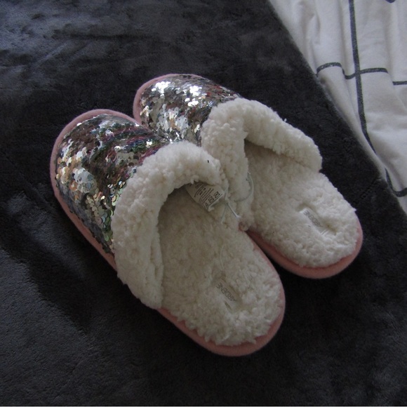 Girls Slippers - Picture 1 of 3